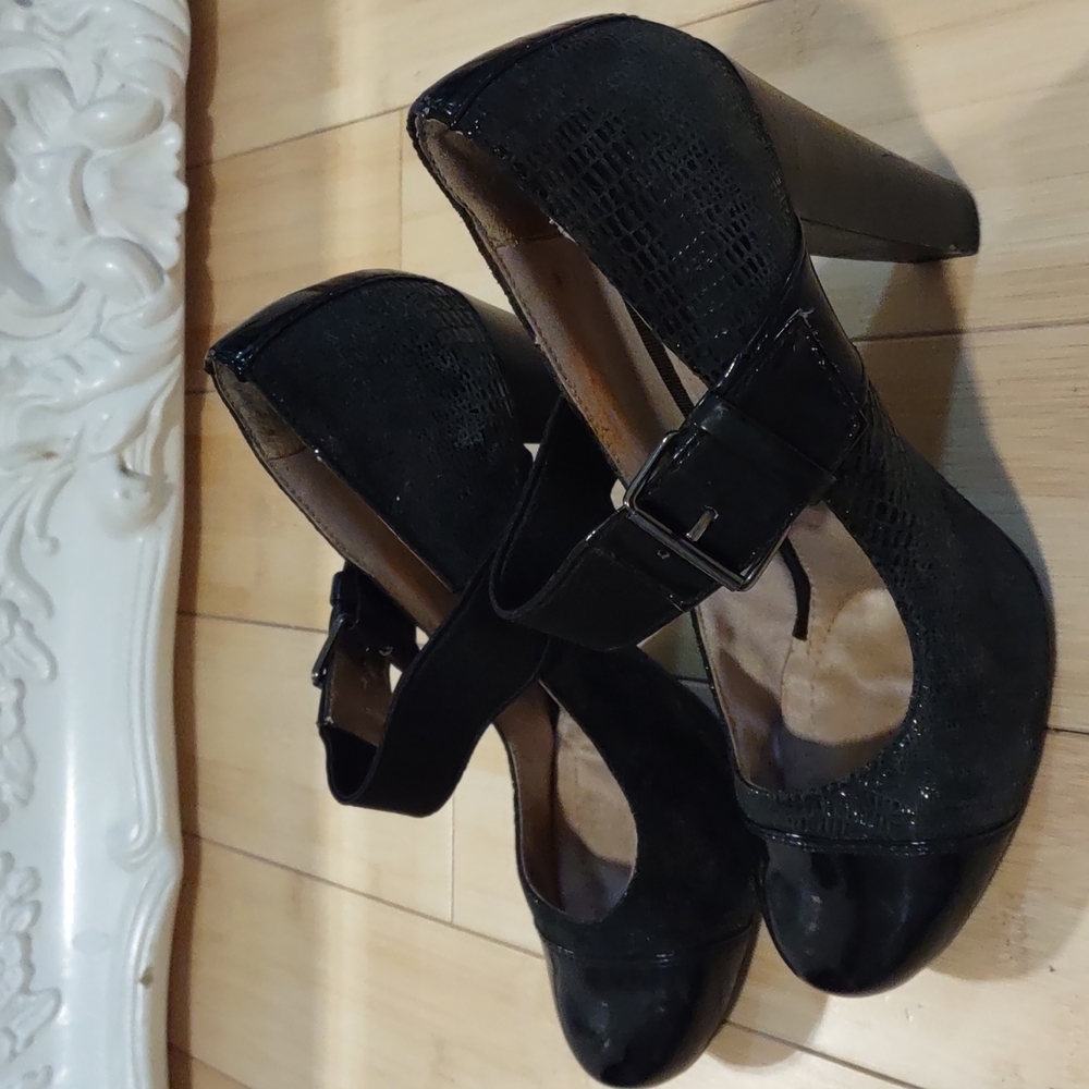 DKNY shoe